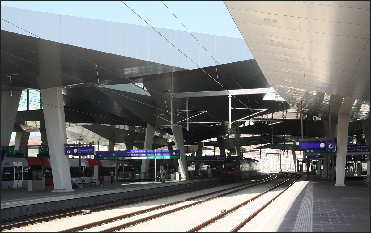 Chaosdach, zumindest scheinbar -

Wien Hauptbahnhof.

03.06.2015 (M)