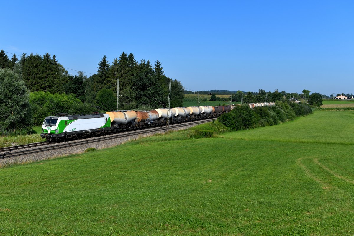 Charakteristisch für die KBS 951 sind die von SETG traktionierten Knickkesselzüge für den Transport von Kreideschlamm. Am 23. Juli 2019 fuhr mir bei Straß im Berchtesgadener Land die 193 812 mit dem DGS 95243 nach Jesenice vor die Linse.  