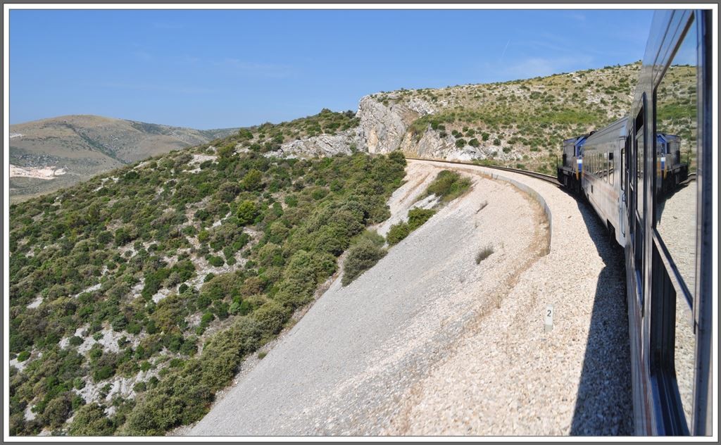 Charakteristisch  fr die Strecke zwischen Split und Perković sind die riesigen gemauerten Bschungen in der kargen Karstlandschaft. (03.07.2013)