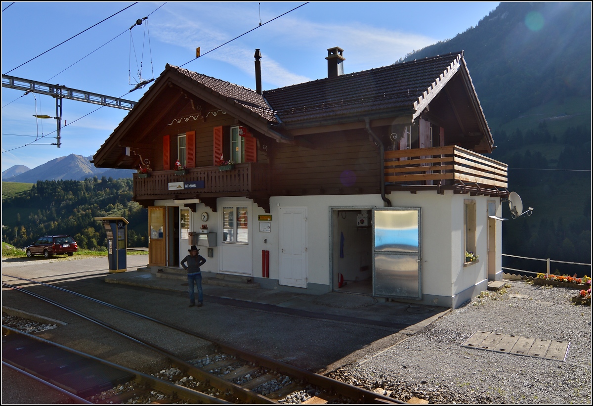Charmante Station entlang der Montreux-Oberland-Bahn. Allières, September 2014.