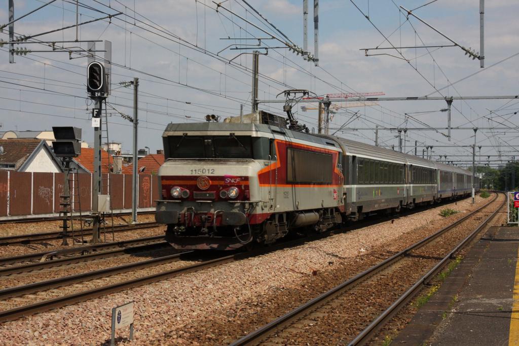 Chelles bei Paris am 16.6.2015: SNCF 115012 mit einem Schnellzug nach Paris Est.