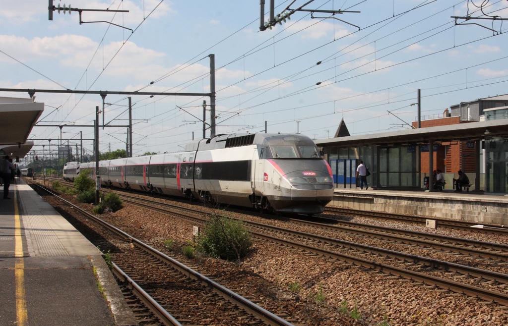 Chelles bei Paris am 16.6.2015: TGV 541 um 15.38 Uhr aus Paris Rtg. Reims.