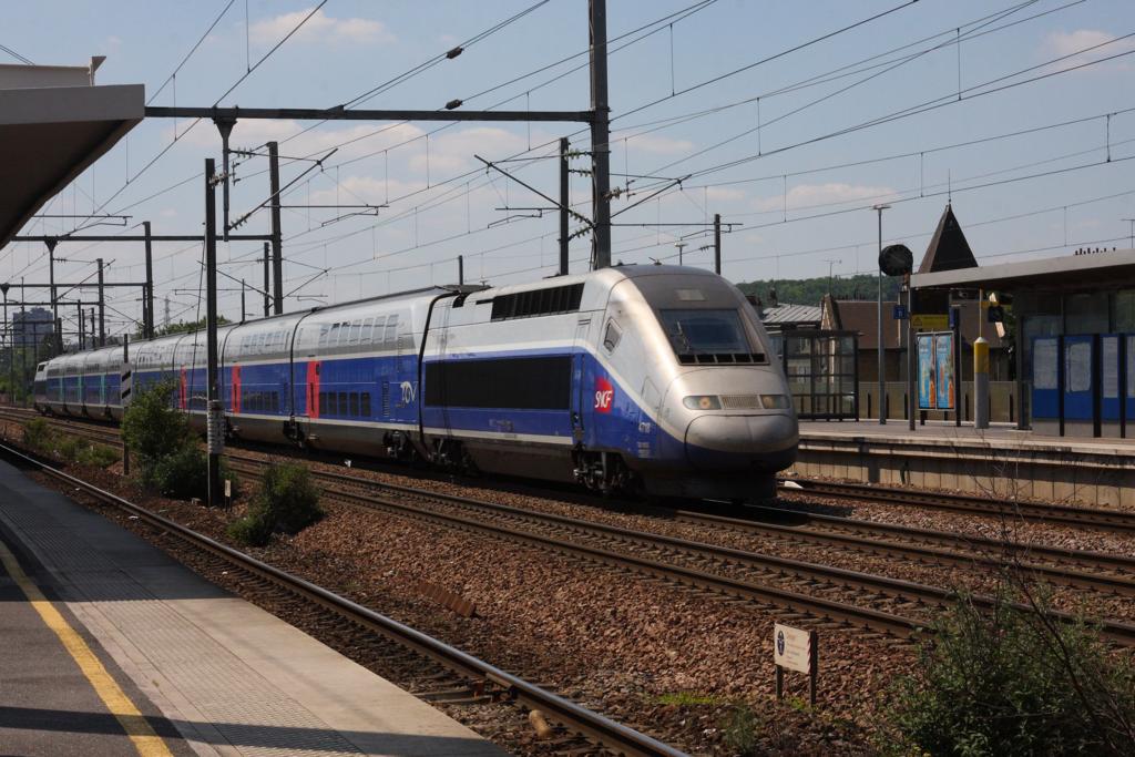 Chelles bei Paris am 16.6.2015: TGV Duplex 4718 um 15.49 Uhr aus Paris Richtung Nancy.