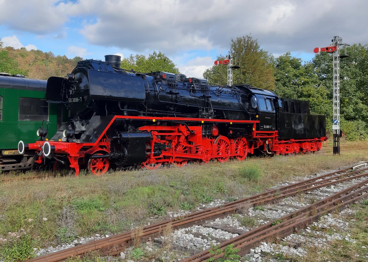 Chemin de Fer à Vapeur des 3 Vallées (hier, im Bf. TREIGNES). Die ex-DR Reko-Lok 50 3696-7 mit ein ganz neue anstrich ... 10 okt 2020.