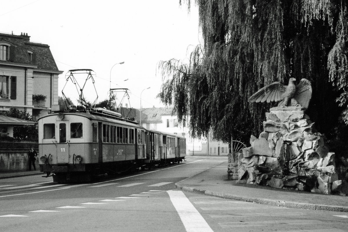 Chemin de fer Aigle-Sépey-Diablerets/ASD.
Erinnerung an die ASD der 70er-Jahre mit dem romantischen Rollmaterial aus der Zeit der Bahneröffnung 1913/14 das damals noch jeden Tag im täglichen Einsatz stand.
Einer der bejahrten ASD-Züge als Strassenbahn in Aigle.
Das Denkmal der verletzte Adler, wurde von Jean Leon Gerome errichtet zur Erinnerung an die letzte Schlacht von Napoleon Bonapartes am 18. Juni 1815.
Foto: Walter Ruetsch  