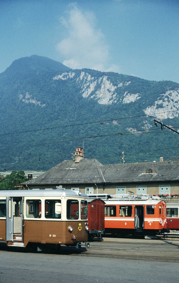 Chemin de fer Aigle–Leysin (AL)__Vor dem SBB-Bhf. Aigle : Garnituren der Bahnen nach Les Diablerets und Leysin_06-09-1976