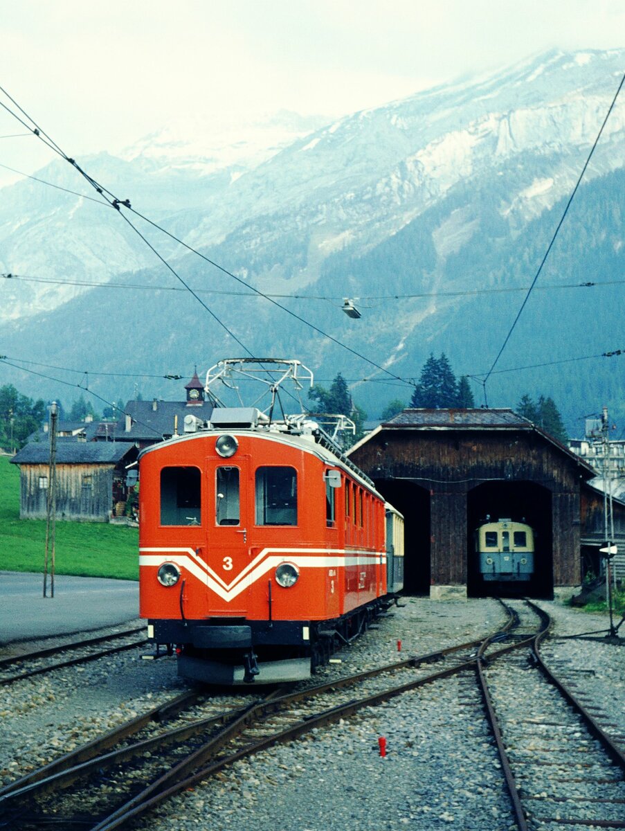 Chemin de fer Aigle–Sépey–Diablerets (ASD)__BCFe 4/4 Nr.3 (SWS, AEG; 1913) und BCFe 4/4 Nr.12 (SWS, AEG; 1913) ursprünglich -wie Tw Nr. 11- 3. Klasse mit Gepäck- und Postabteil CFZe 4/4, im Endbhf. Les Diablerets.__08-09-1976