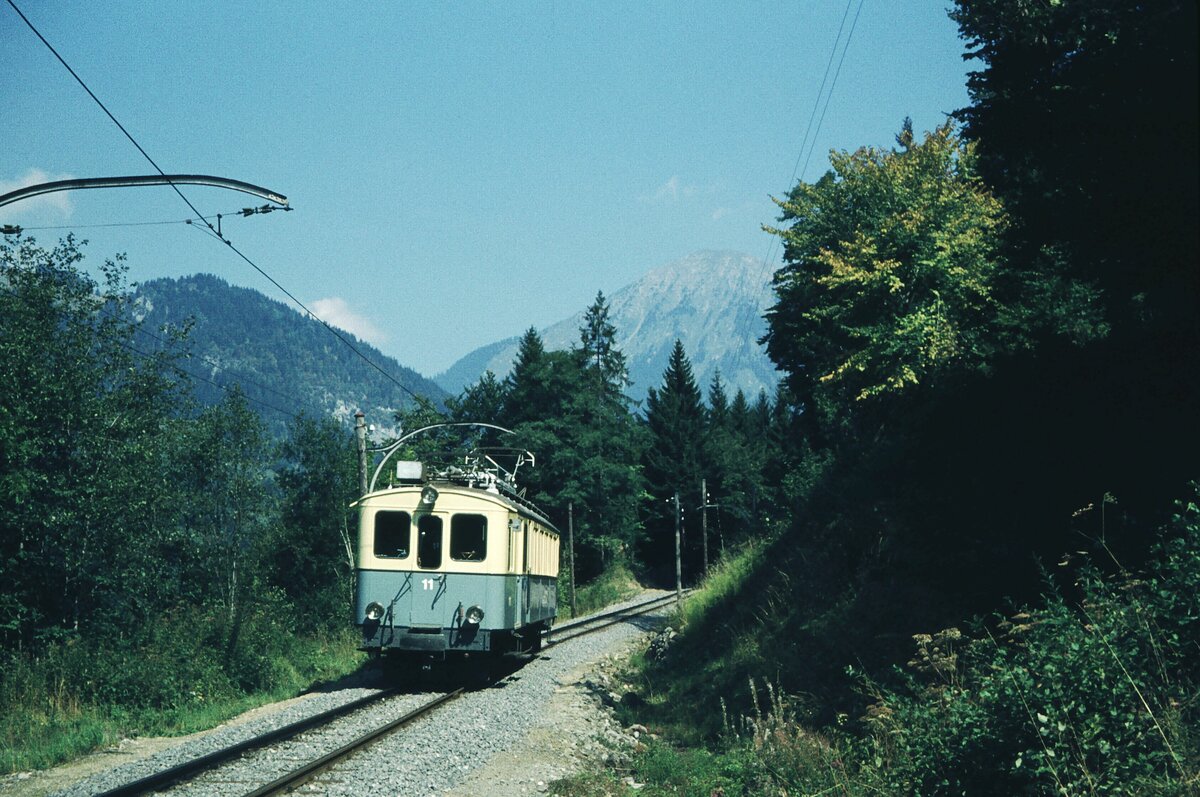 Chemin de fer Aigle–Sépey–Diablerets (ASD)_BCFe 4/4 Nr.11 (SWS, AEG; 1913) ursprünglich 3. Klasse mit Gepäck- und Postabteil CFZe 4/4, als historisches Fahrzeug betriebsfähig erhalten, auf der Strecke. Genaue Stelle nicht mehr bekannt.__08-09-1976