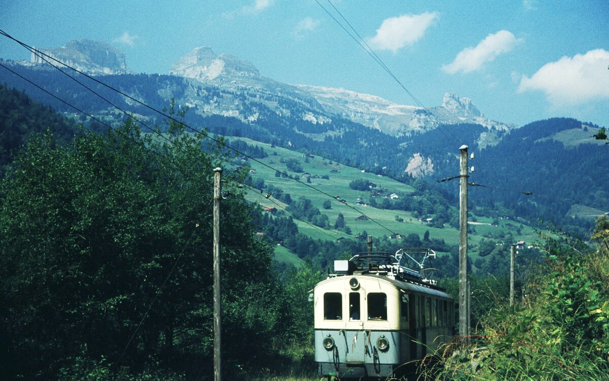Chemin de fer Aigle–Sépey–Diablerets (ASD)_BCFe 4/4 Nr.1_(SWS, AEG; 1913),heute noch betriebsfähig erhalten) in grandioser Landschaft unterwegs, genaue Stelle nicht mehr bekannt.__08-09-1976