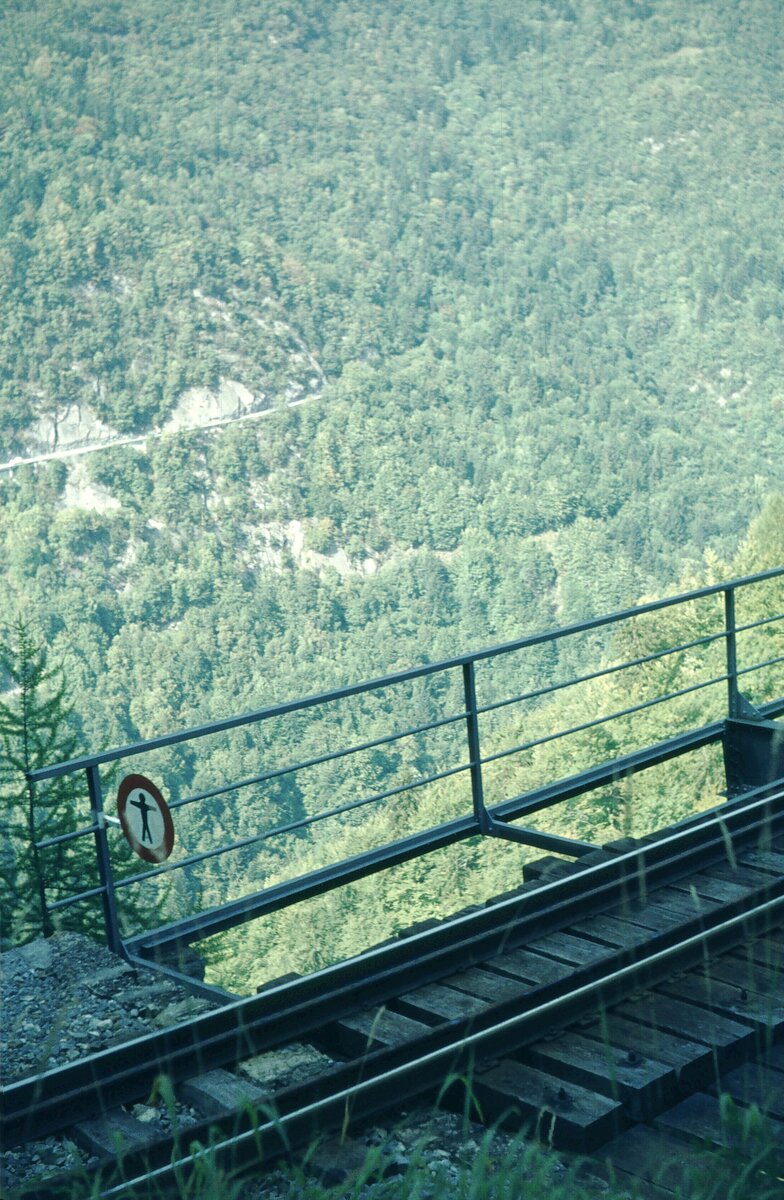 Chemin de fer Aigle–Sépey–Diablerets (ASD)__Da war ich recht froh, daß der ohnehin recht steile Wandersteig nicht auch noch über die Brücke führte. . .Vanex-Brücke, etwa auf halber Strecke zw. Aigle und Les Planches. Auch ohne Zug ein interessantes Motiv.__08-09-1976