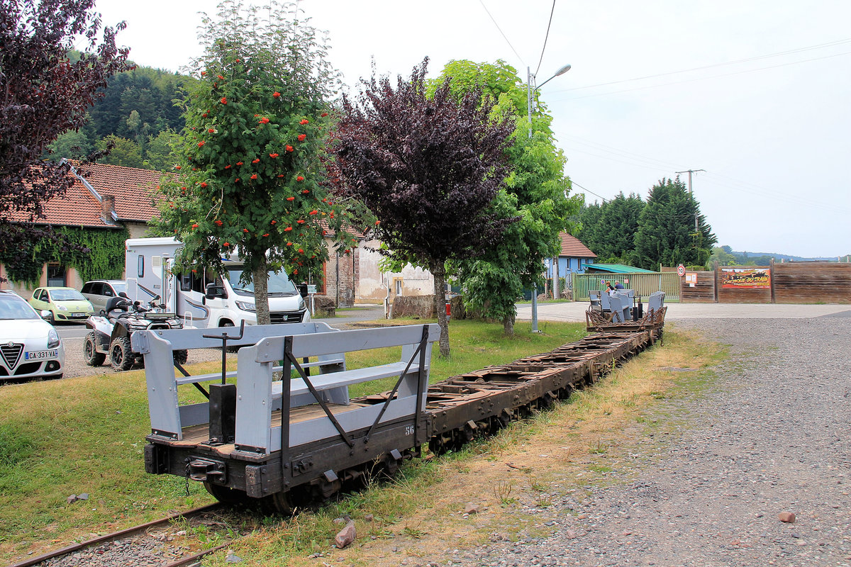 Chemin de Fer Forestier d'Abreschviller: Einige Wagen aus der Zeit der einstigen Holztransporte sind erhalten geblieben. Neben eigentlichen Holztransportwagen sind auch einige einfache Wagen für den Personentransport dabei. 22.Juli 2018  