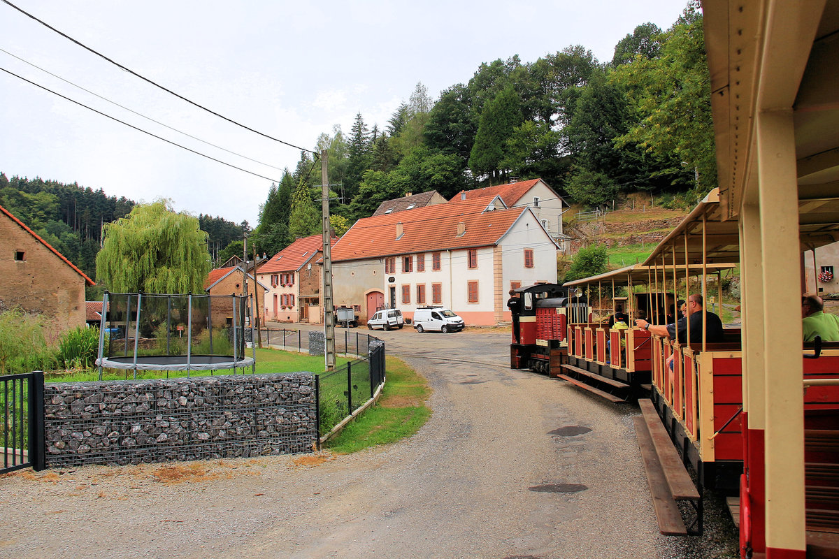 Chemin de Fer Forestier d'Abreschviller, auf der Strecke: Hier hinter der kleinen Diesellok LULU von 1953 im Bauerndorf nahe der heutigen Endstation. 22.Juli 2018 