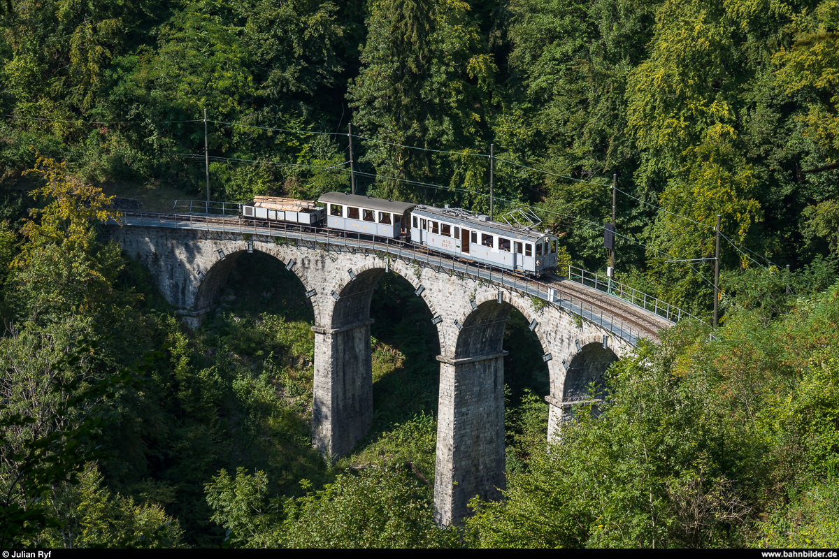 Chemin de fer-musée Blonay-Chamby ex-MOB BCFe 4/4 11 am 12. September 2020 auf dem Viaduc de la Baye de Clarens.