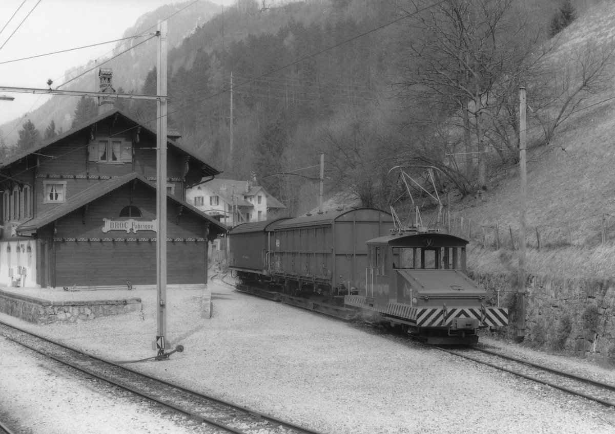 Chemins de fe Fribourgeois.
Gruyères-Fribourg-Morat (GFM) (Schmalspur).
Te 4/4 13 mit aufgeschemelten Normalspurwagen auf Rangierfahrt in Broc-Fabrique im Jahre 1980.
Vom 05. April 2021, 21:00 Uhr, bis 10. Dezember 2022, 05:00 Uhr, ist die Strecke der TPF zwischen Bulle und Broc-Fabrique wegen Bauarbeiten vollständig unterbrochen.
Foto: Walter Ruetsch
