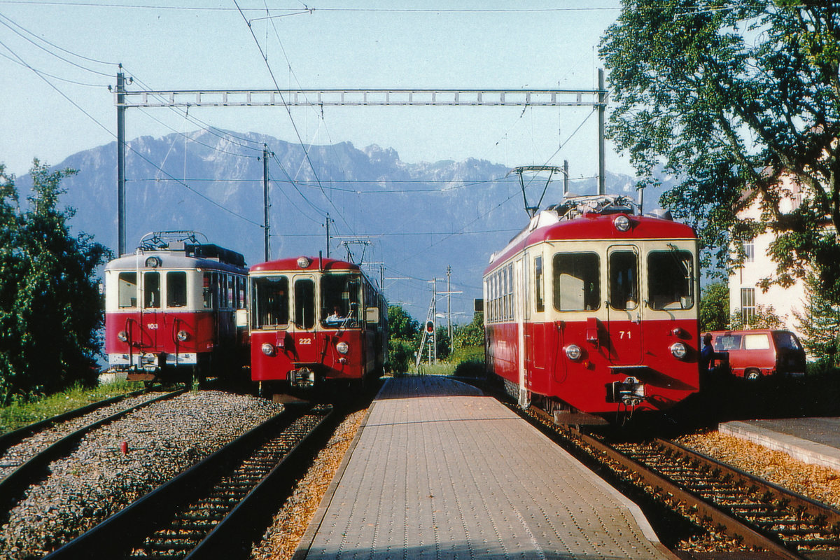 Chemins de fer électriques Veveysans CEV/MVR.
Erinnerung an die alte CEV.
Zusammentreffen von BDeh 2/4 71, Bt 222 und BDe 4/4 103 in St-Légier Gare im August 1993.
Foto: Walter Ruetsch