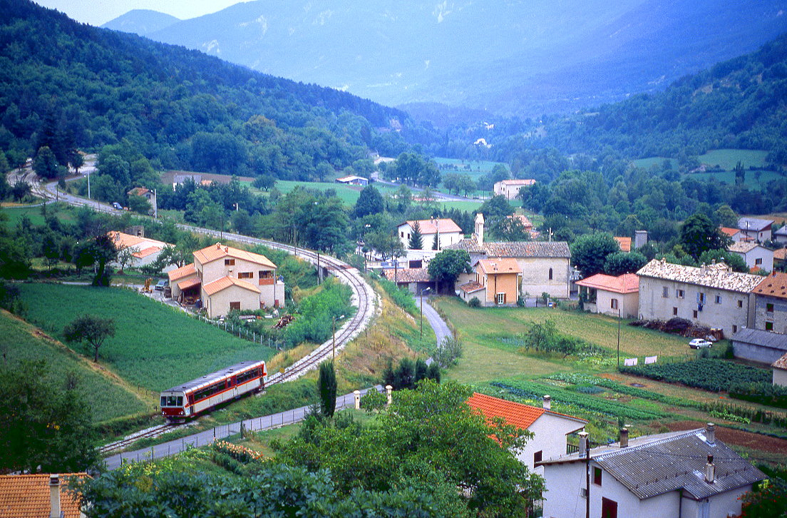 Chemins de Fer de Provence Sy 05 in den Serpentinen bei Le Fugeret, 30.08.1990.