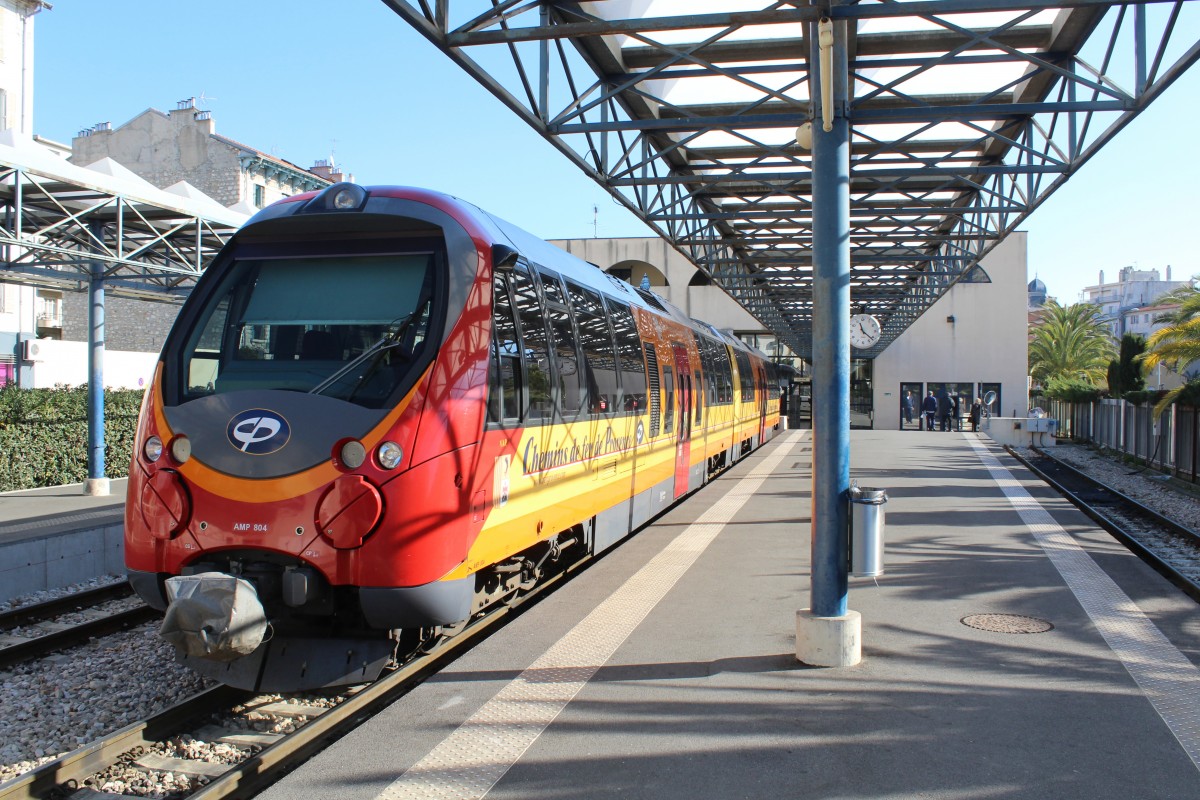 Chemins de fer de Provence (CP) Dieseltriebzug (CFD/Soulé-AMP 804+803) Nice Gare CP am 11. Februar 2015. 