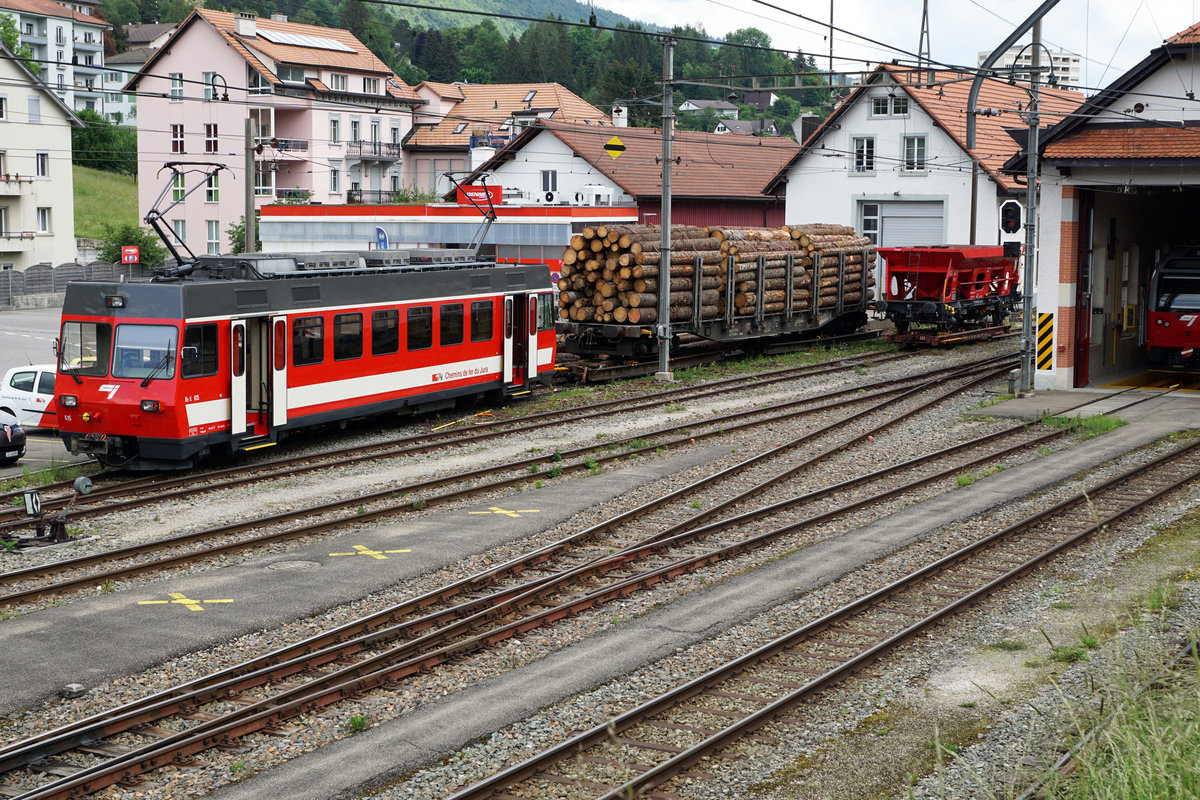 Chemins de fer du Jura, CJ.
Güterverkehr.
Be 4/4 615 ehemals Frauenfeld-Wil-Bahn
mit Kehricht- und Holzzug in Tramelan verewigt am 5. Juni 2018.
Foto: Walter Ruetsch 