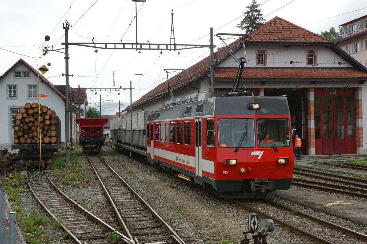 Chemins de fer du Jura, CJ.
Güterverkehr.
Be 4/4 615 ehemals Frauenfeld-Wil-Bahn
mit Kehricht- und Holzzug in Tramelan verewigt am 5. Juni 2018.
Foto: Walter Ruetsch 