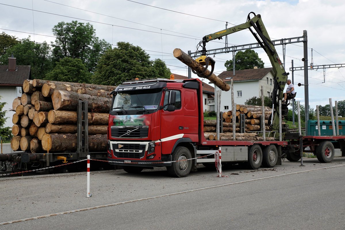 Chemins de fer du Jura, CJ.
Verlad von Gütern auf Bahnwagen der schmalen und normalen Spur.
Holzverlad ab dem Lastwagen in Les Reussilles am 6. Juni 2018. 
Foto: Walter Ruetsch 


