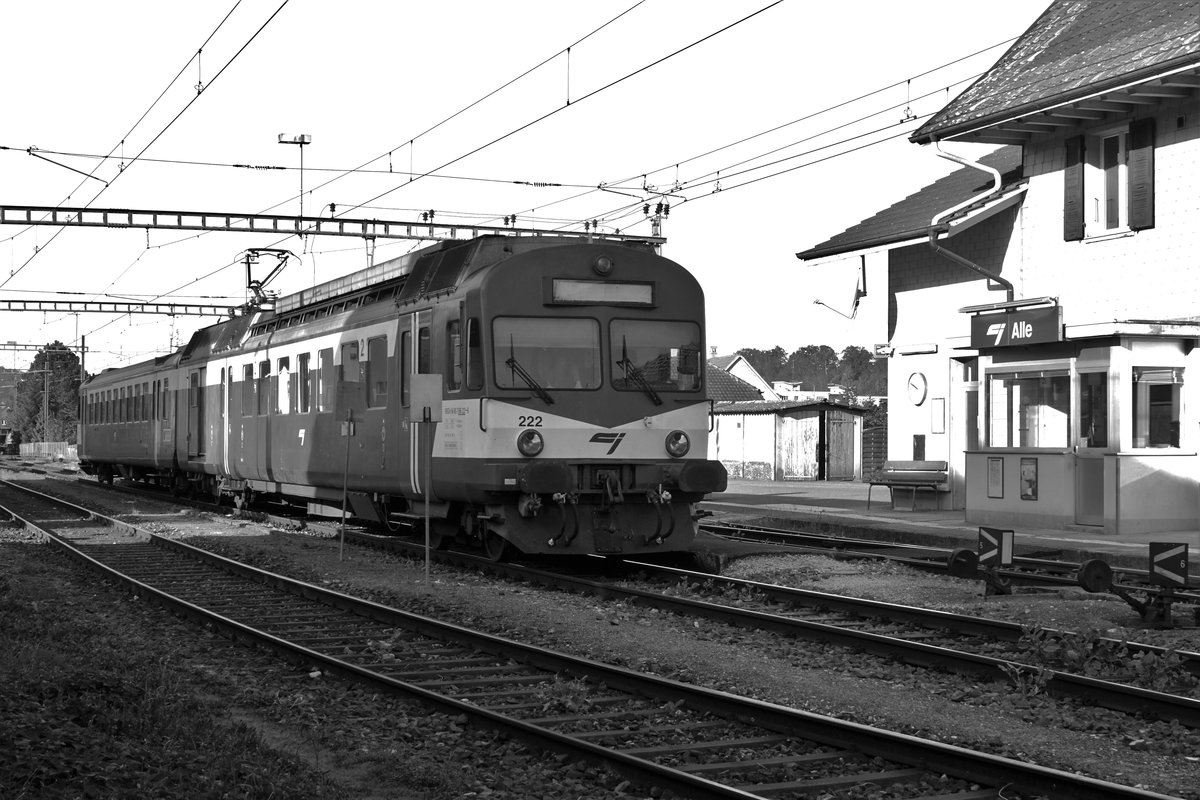 Chemins de fer du Jura CJ
Regionalzug Porrentruy-Bonfol mit RBDe 94 85 7 566 222-6, ehemals RM, in Alle am 12. Oktober 2018.
Foto: Walter Ruetsch 