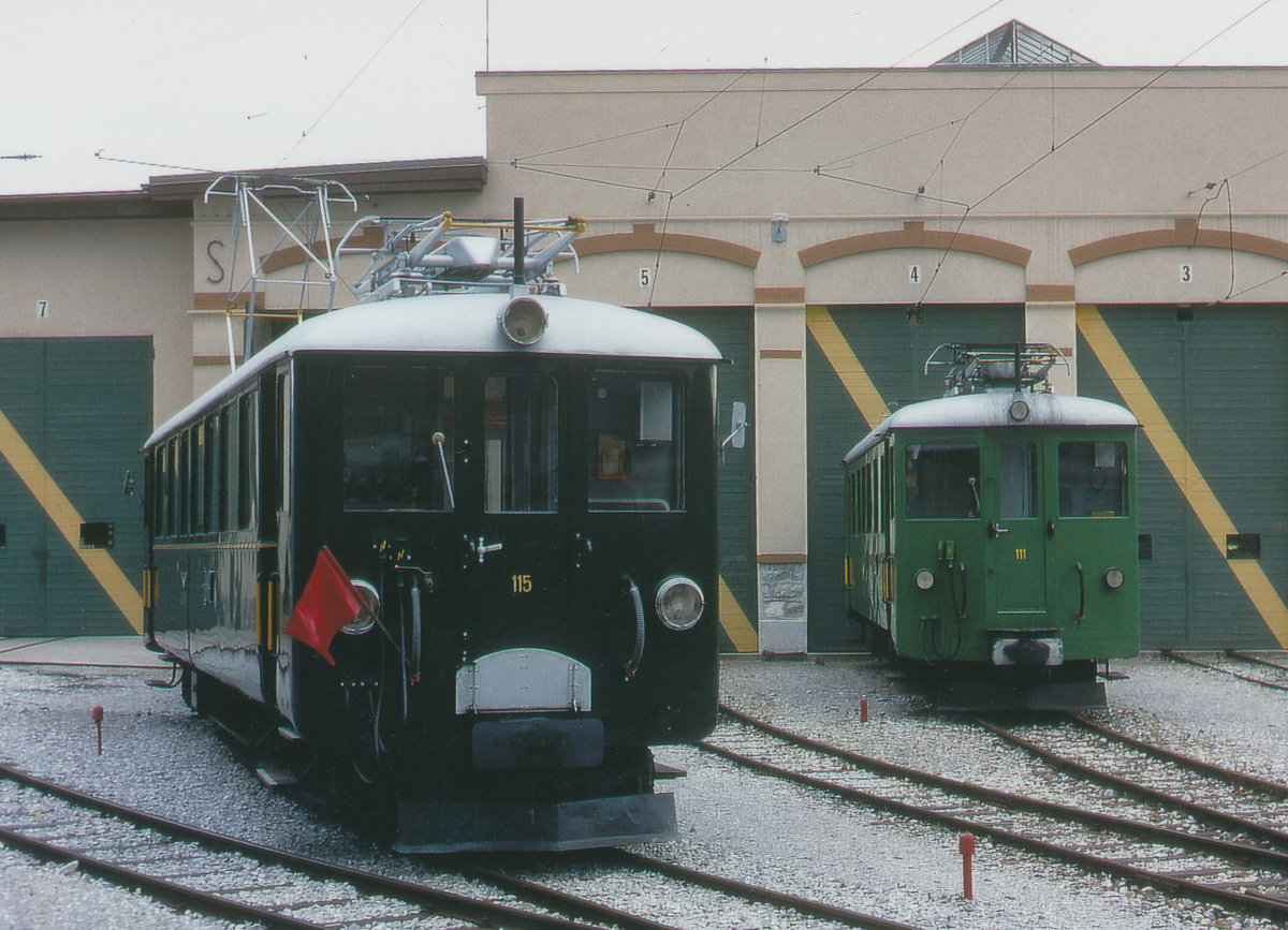 Chemins de fer Fribourgeois Gruyère-Fribourg-Morat GFM/TPF.
Die beiden Motorwagen Be 4/4 115 (1905) und Be 4/4 111 (1903) vor dem Depot Bulle im März 1993.
Foto: Walter Ruetsch
