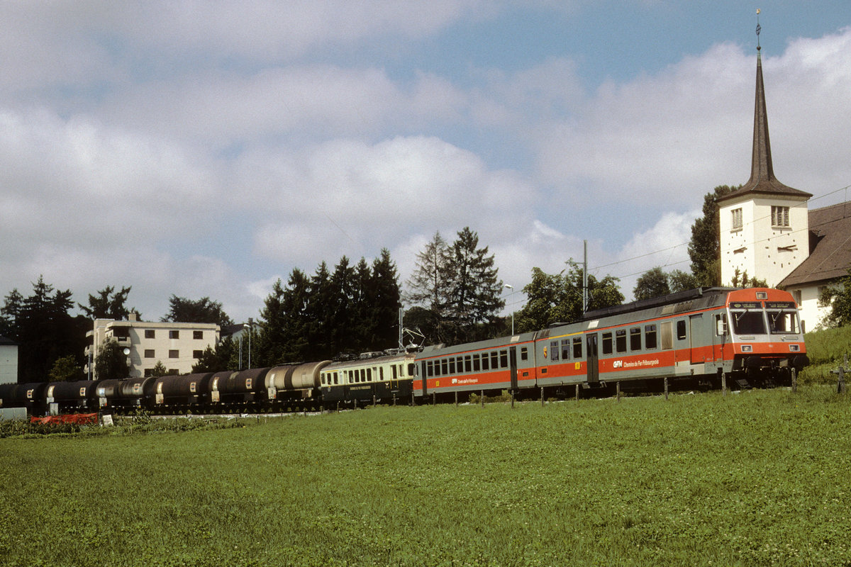 Chemins de fer Fribourgeois Gruyère-Fribourg-Morat GFM
Kesselwagenzug der ehemaligen GFM mit sehr seltener Doppeltraktion RBDe 537 und ABDe 4/4 161 wie ich sie nur ein Mal erleben konnte bei Courtepin im Juli 1991.
Normalerweise wurden damals die RBDe 537 nur im Personenverkehr eingesetzt.
Für die Führung der schweren Ölzüge gelangten regelmässig Doppeltraktionen zum Einsatz.
Foto: Walter Ruetsch