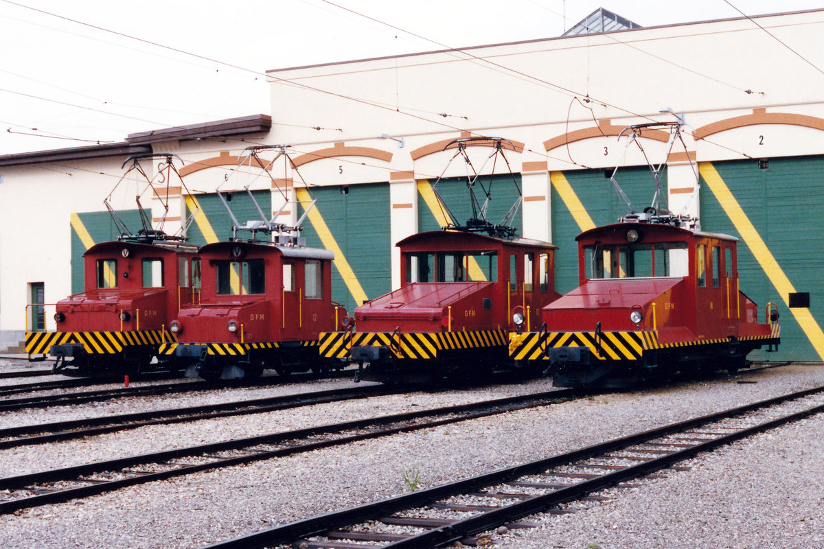 CHEMINS DE FER FRIBOURGEOIS 
GRUYERE - FRIBOURG -MORAT/GFM.
Sämtliche Rangierlokomotiven die in den 1980er-Jahren noch im Betrieb standen:
Te 2/2 11 (1913), Te 2/2 12 (1913), Te 4/4 13 (1901) sowie Te 4/4 14 (1901) vor dem alten GFM Depot Bulle vereint.
Im Einsatz standen diese Raritäten während vielen Jahren im Rangierdienst auf den Bahnhöfen Bulle, Montbovon, Châtel-Saint-Denis sowie Broc Fabrique. Mit der schrittweisen Einstellung des Güterverkehrs landeten sie nach und nach auf dem Abstellgeleise.
Leider ist mir zur Zeit nicht bekannt, welche dieser Oldtimer erhalten geblieben sind.   
Foto: Walter Ruetsch