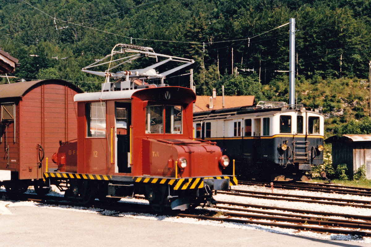 Chemins de fer Fribourgeois/GFM.
Montreux-Oberland Bernois/MOB.
Zusammentreffen von GFM mit MOB in Montbovon im Juli 1986.
GFM Te 2/2 12 und MOB DZe 6/6 auf den nächsten Einsatz wartend.
Foto: Walter Ruetsch