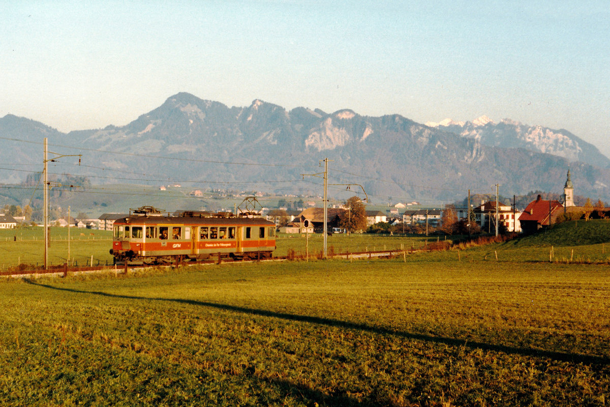 Chemins de fer Fribourgeois/GFM.
Regionalzug Bulle-Romont mit dem ABDe 4/4 164 bei Bulle im November 1985.
Foto: Walter Ruetsch