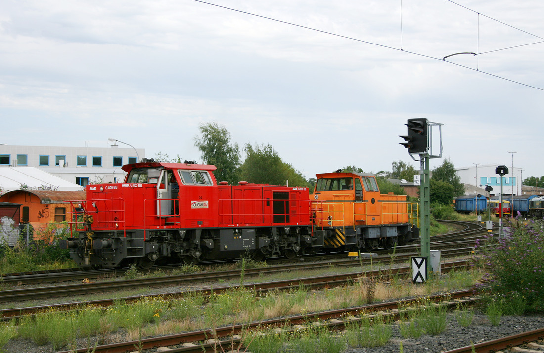Chemion 04 (rot) hat Chemion 110 (orange) am 27. Juli 2009 im HGK-Betriebswerk Brühl-Vochem abgeholt.