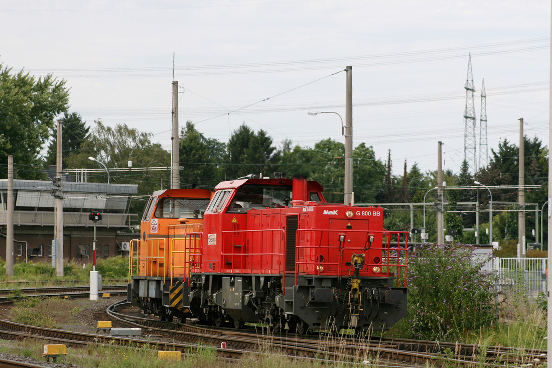 Chemion 04 (rot) hat Chemion 110 (orange) am 27. Juli 2009 im HGK-Betriebswerk Brühl-Vochem abgeholt.