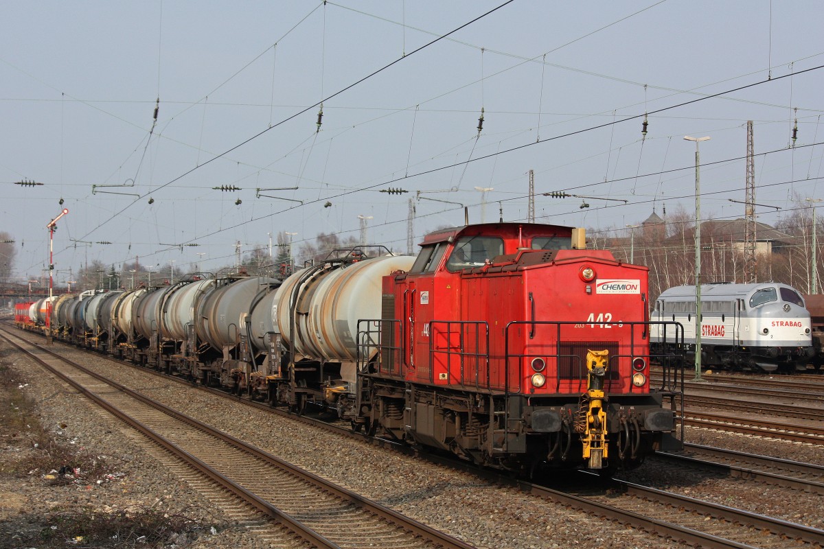 Chemion 203 442 am 3.4.13 mit einem Kesselzug in Dsseldorf-Rath.