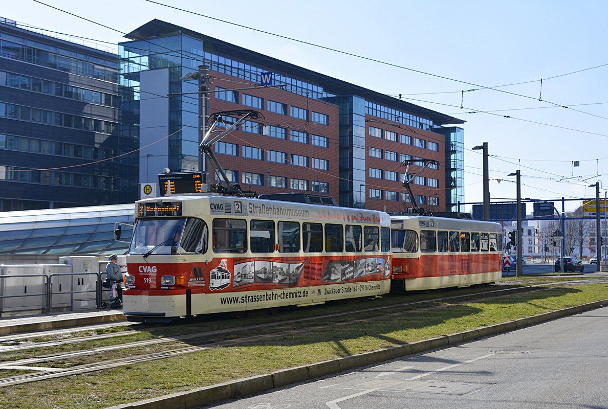 Chemnitz, Bahnhofstraße. Tatra T3DM-Traktion mit Sonderlackierung steht an der Zentralhaltestelle. Die Aufnahme stammt vom 14.02.2018. 