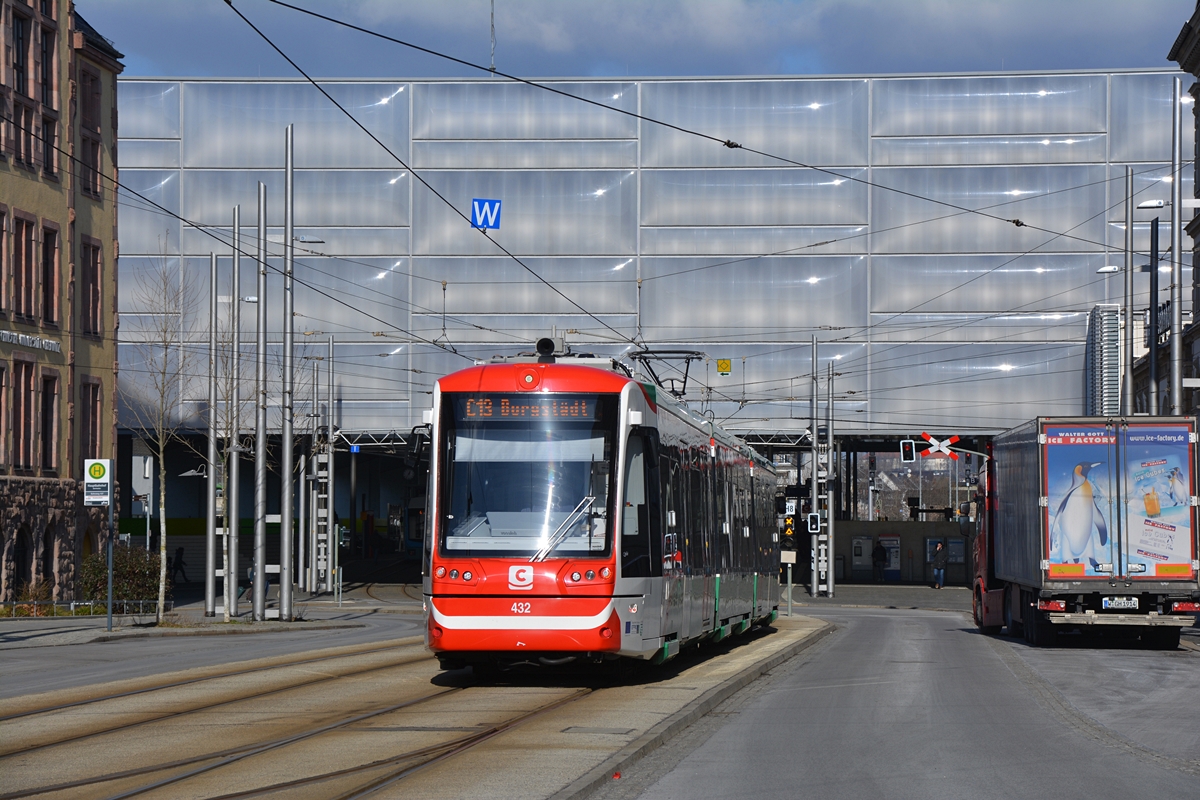 Chemnitz, Bahnhofstraße. Vossloh Citylink NET 2012 #432 als Linie C13 zwischen den Haltestellen Hauptbahnhof, Bahnhofstraße und Hauptbahnhof. Die Aufnahme stammt vom 14.02.2018. 