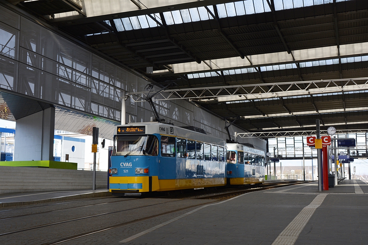 Chemnitz Hbf. Tatra T3DM als Linie 4 wartet auf Abfahrt. Die Aufnahme stammt vom 14.02.2018. 