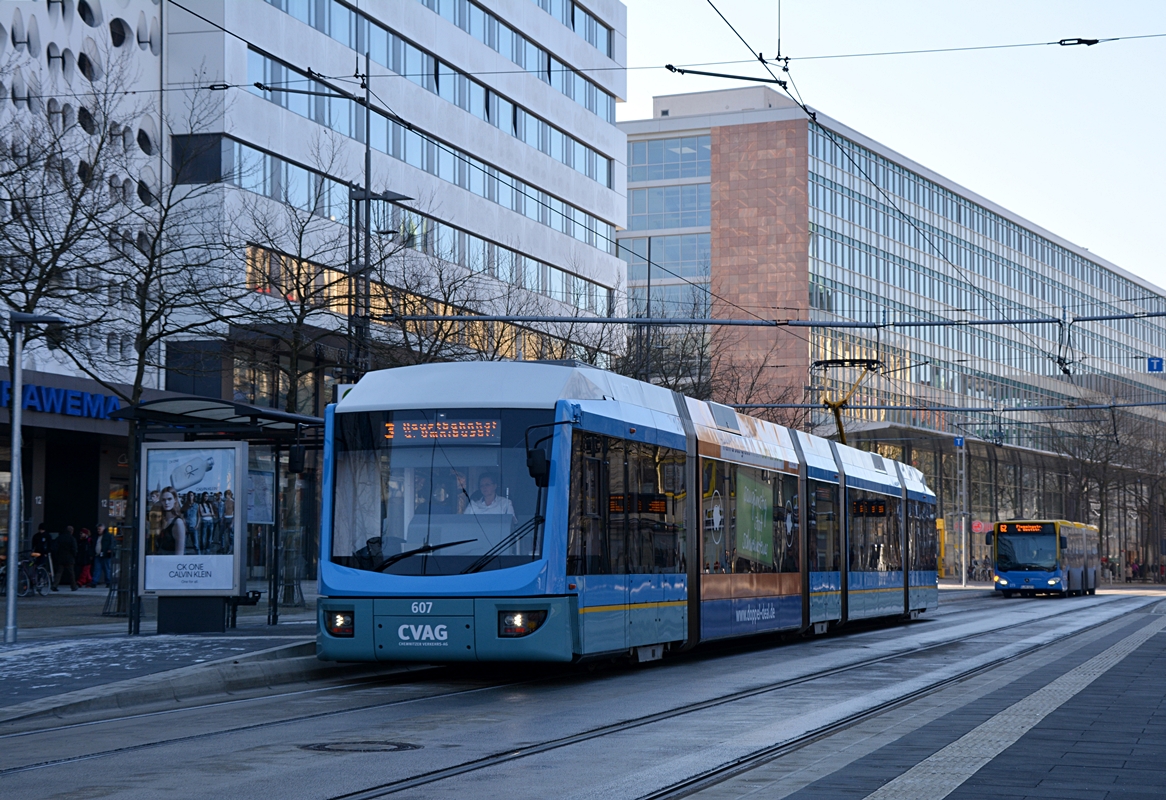 Chemnitz, Straße der Nationen. Adtranz 6NGT-LDE #607 als Linie 3 steht an der Haltestelle Roter Turm. Die Aufnahme stammt vom 14.02.2018. 