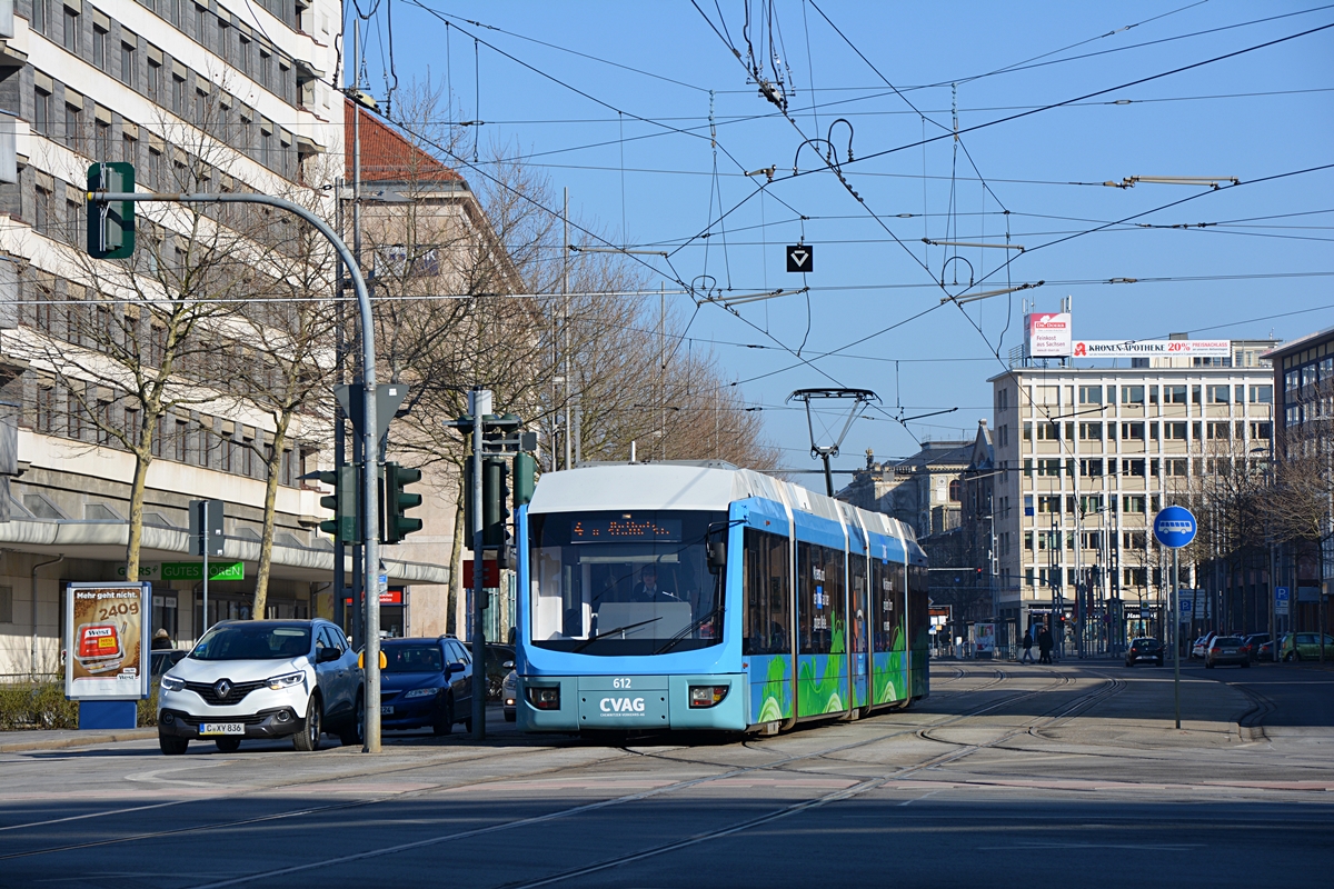 Chemnitz, Straße der Nationen. Adtranz 6NGT-LDE #612 auf der Linie 4 erreicht die Haltestelle Roter Turm. Die Aufnahme stammt vom 14.02.2018