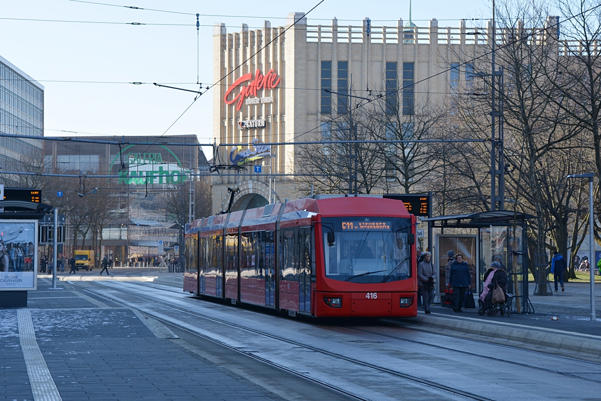 Chemnitz, Straße der Nationen. Adtranz 6NGT-LDZ #416 als Linie C11 steht an der Haltestelle Roter Turm. Die Aufnahme stammt vom 14.02.2018. 