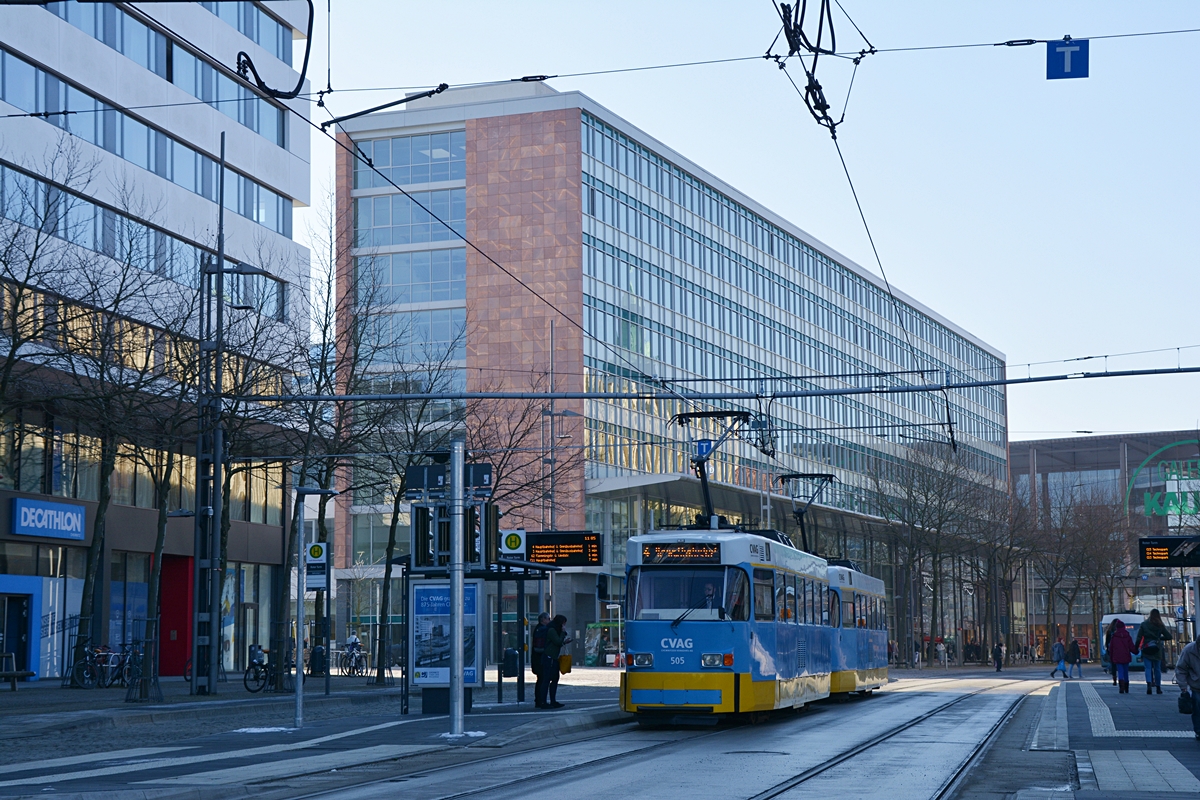 Chemnitz, Straße der Nationen. Tatra T3DM #505 als Linie 4 steht an der Haltestelle Roter Turm. Die Aunahme stammt vom 14.02.2018.