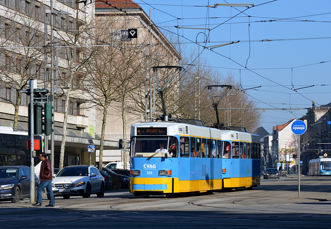 Chemnitz, Straße der Nationen. Tatra T3DM als Linie 4 erreicht die Haltestelle Roter Turm. Die Aunahme stammt vom 14.02.2018.
