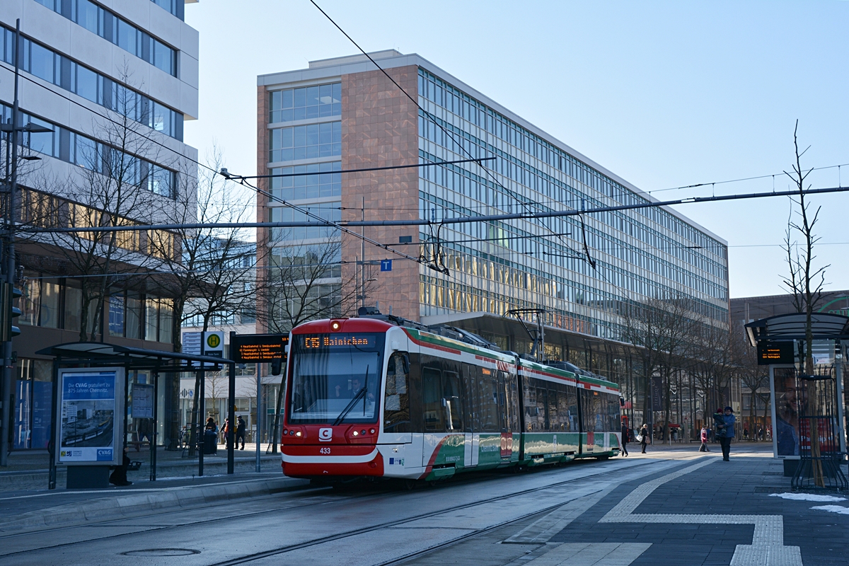 Chemnitz, Straße der Nationen. Vossloh Citylink NET 2012 #433 als Linie C15 steht an der Haltestelle Roter Turm. Die Aunahme stammt vom 14.02.2018.