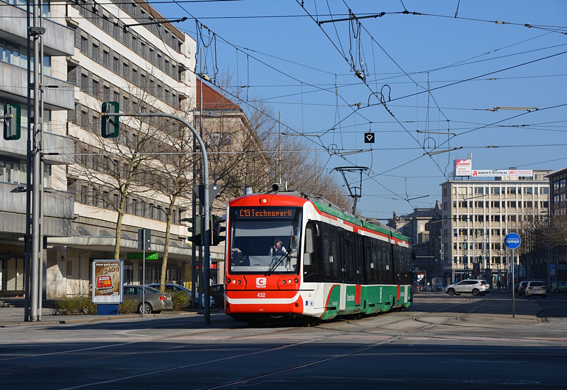 Chemnitz, Straße der Nationen. Vossloh Citylink NET 2012 #432 als Linie C13 erreicht die Haltestelle Roter Turm. Die Aunahme stammt vom 14.02.2018.