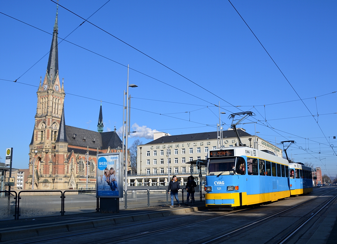 Chemnitz, Straße der Nationen.	Tatra T3DM-Traktion (Wagen 521 und 522) auf der Linie 4 erreicht die Haltestelle Theaterplatz. Die Aufnahme stammt vom 14.02.2018. 