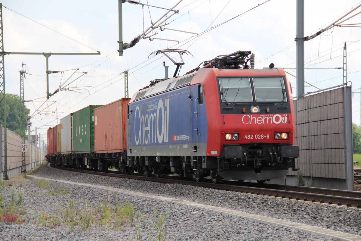 ChemOil 482 028-8 (Tochterunternehmen von SBB Cargo mit Sitz in Basel) mit einem Containerzug in Höhe der Zusammenführung von alter Rheintalbahn und der Verlängerung des Katzenbergtunnels. 20.06.2015