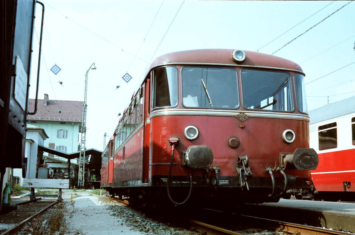 Chiemgaubahn, DB-Bahnhof Prien am Chiemsee (20.08.1983): Uerdinger Schienenbuszug der eingleisigen bayerischen Nebenbahn mit dem Ziel Aschau. Rechts neben den Uerdingern verlief die DB-Hauptbahn Rosenheim-Salzburg   