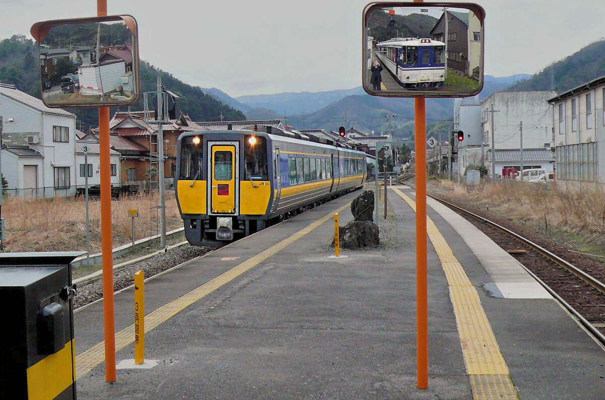 Chizu Kyûkô: der Lokalzug mit Triebwagen HOT 3509 wartet die Kreuzung eines JR West Japan Intercity (kiha187-501 + kiha187-1501) von Okayama nach Tottori ab. Mochigase, auf der JR Imbi-Linie im Raum Tottori. 28.Februar 2009  