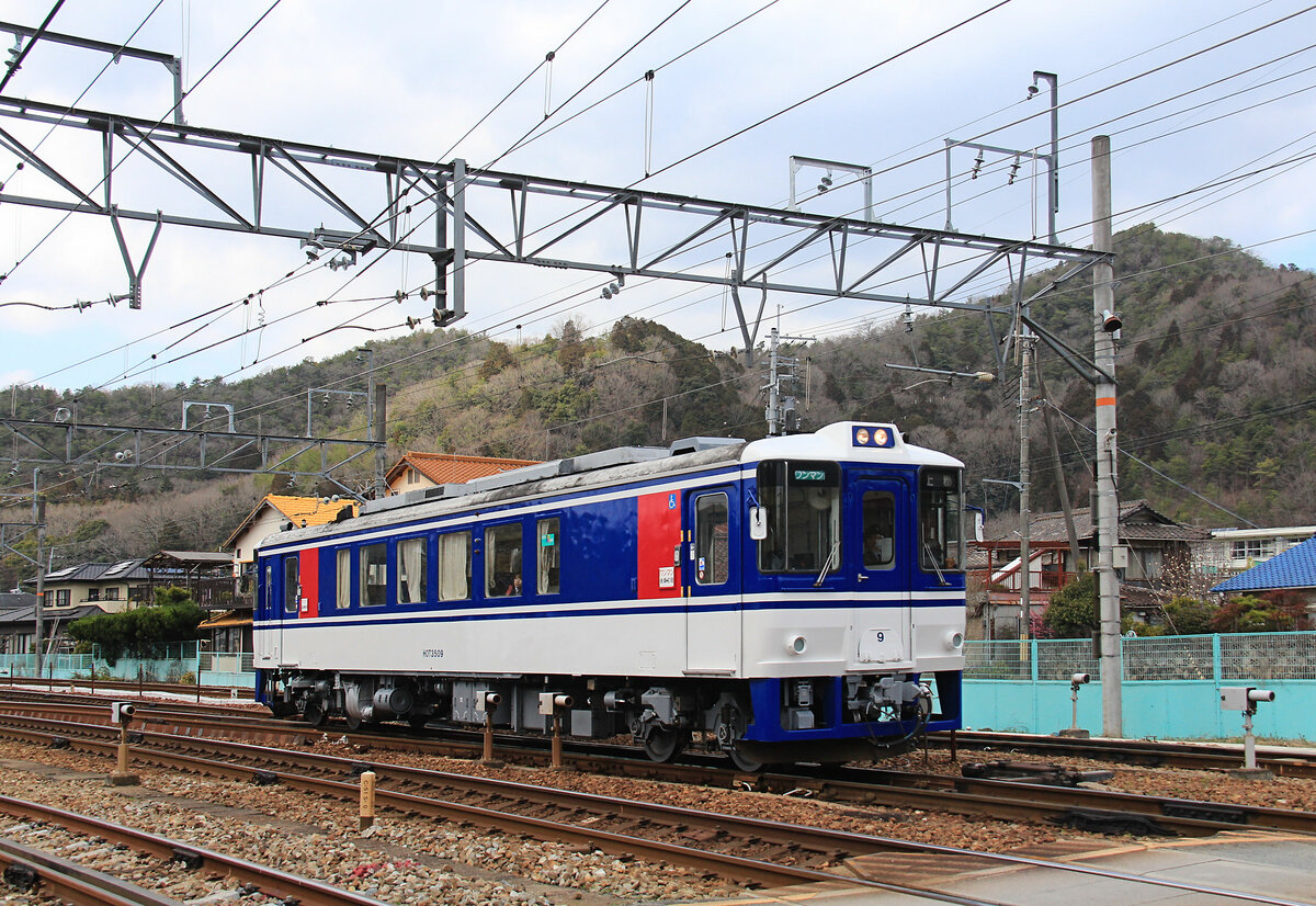 Chizu Kyûkô Privatbahn: Neben den Expresszügen, welche die Städte Tottori und Kurayoshi am Japanischen Meer mit den grossen Städten Kôbe, Ôsaka und Kyôto in Zentraljapan verbinden (zu einem grossen Teil unter Benützung von JR West Japan-Strecken) besitzt die Chizu Kyûkô auch kleine Triebwagen (Serie HOT 3500), die auf ihrer eigenen Linie durchs Gebirge die lokalen Dörfer bedienen. Sie fahren auch über einen Teil der JR Imbi-Linie, von Tottori aus bis zur Abzweigung auf die eigene Linie in Chizu. Die 10 kleinen Triebwagen können auf der eigenen Linie (1994 erbaut) mit recht hoher Geschwindigkeit (110 km/h) verkehren. Vorhanden sind 9 Wagen 3501-3509, und dazu Wagen 3521, der auch für Events und Sonderfahrten verwendet wird. Im Bild Wagen 3509 bei der Einfahrt in den Ausgangsbahnhof der Chizu Kyûkô an der Sanyô Hauptstrecke von JR West Japan, Kamigôri, 11.März 2020.  