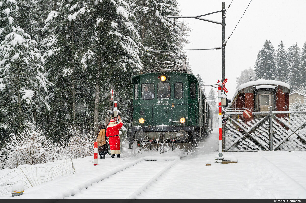Chlausefahrt 2022 auf der Emmentalbahn: Am 10.12.2022 ist VHE Be 4/4 102 unterwegs nach Ramsei und konnte hier beim Aufladen des Samichlaus in Huttwilwald aufgenommen werden