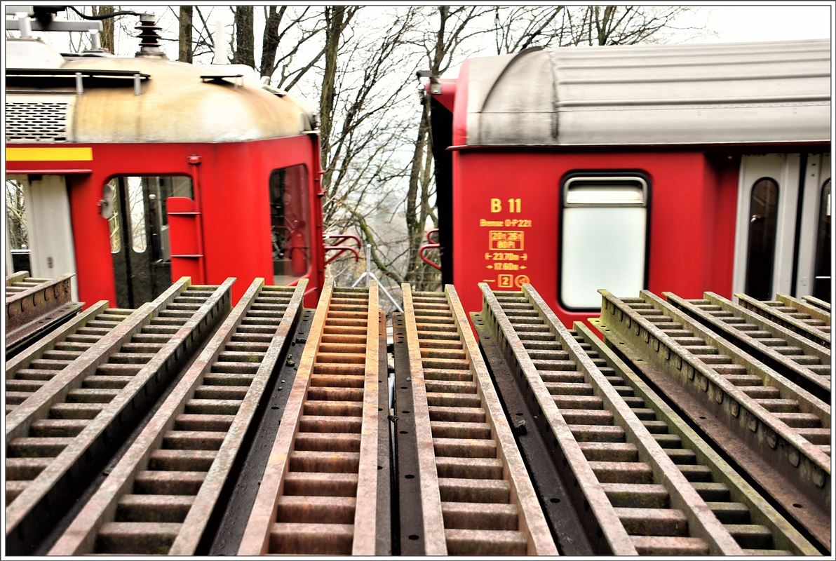 Chlausentreffen und Weihnachtsmarkt in Wienacht-Tobel. Extrazug mit ABDeh 2/4 23 und B11 hinter einem Stapel Riggenbach Zahnstangen. (27.11.2016)